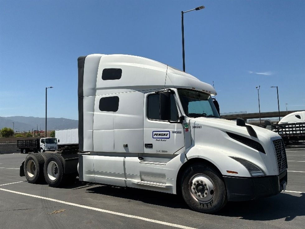 Sleeper Tractor-Heavy Duty Tractors-Volvo-2022-VNL64760-Corona-CA-495,088\n\t\tmiles-$ 82,000 - Image 1