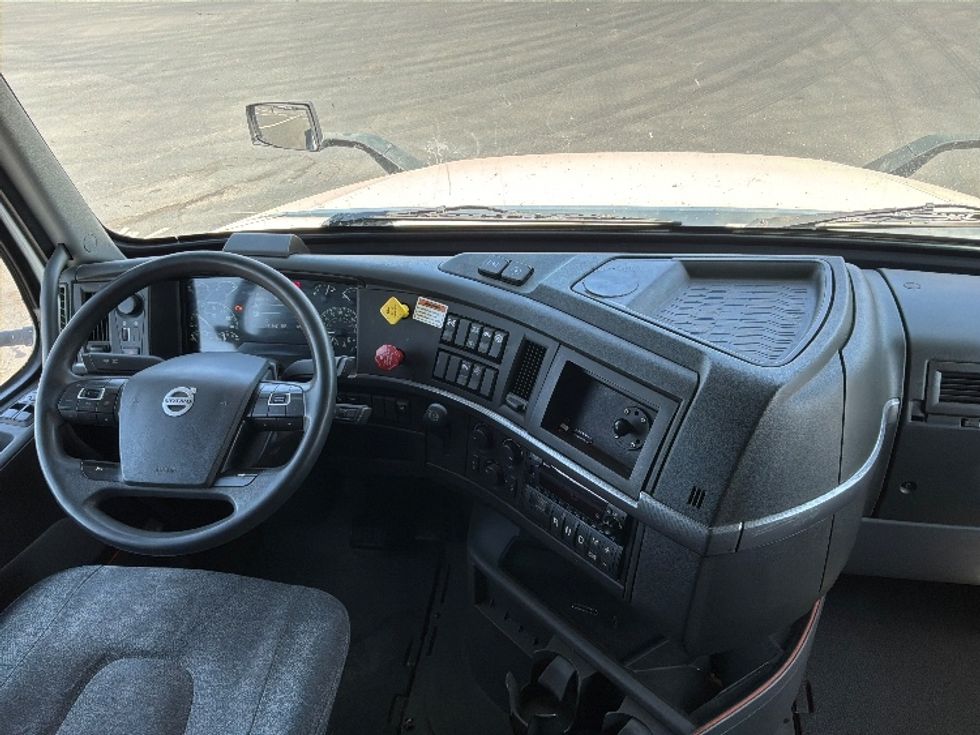 Sleeper Tractor-Heavy Duty Tractors-Volvo-2022-VNL64760-Corona-CA-495,088\n\t\tmiles-$ 82,000 - Image 11