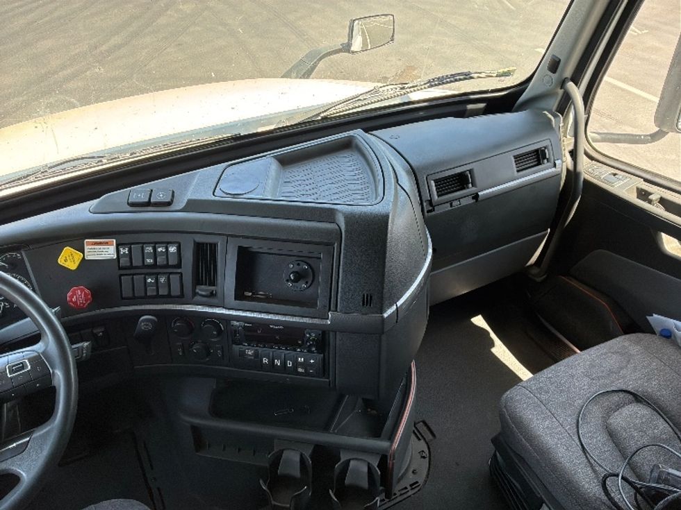 Sleeper Tractor-Heavy Duty Tractors-Volvo-2022-VNL64760-Corona-CA-495,088\n\t\tmiles-$ 82,000 - Image 12
