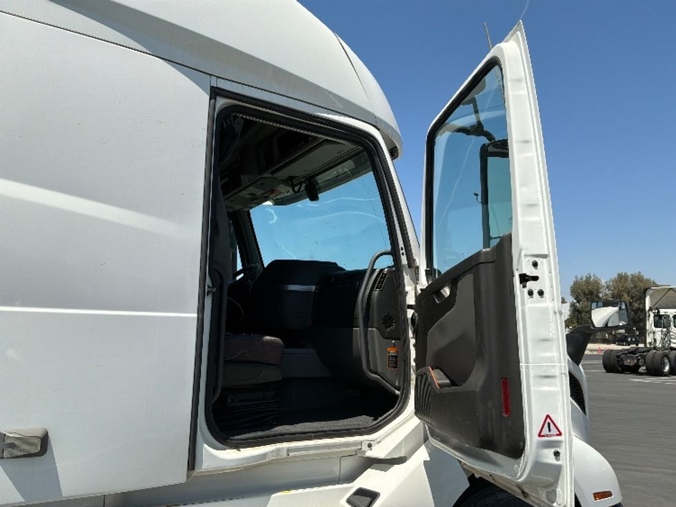 Sleeper Tractor-Heavy Duty Tractors-Volvo-2022-VNL64760-Corona-CA-495,088\n\t\tmiles-$ 82,000 - Image 13