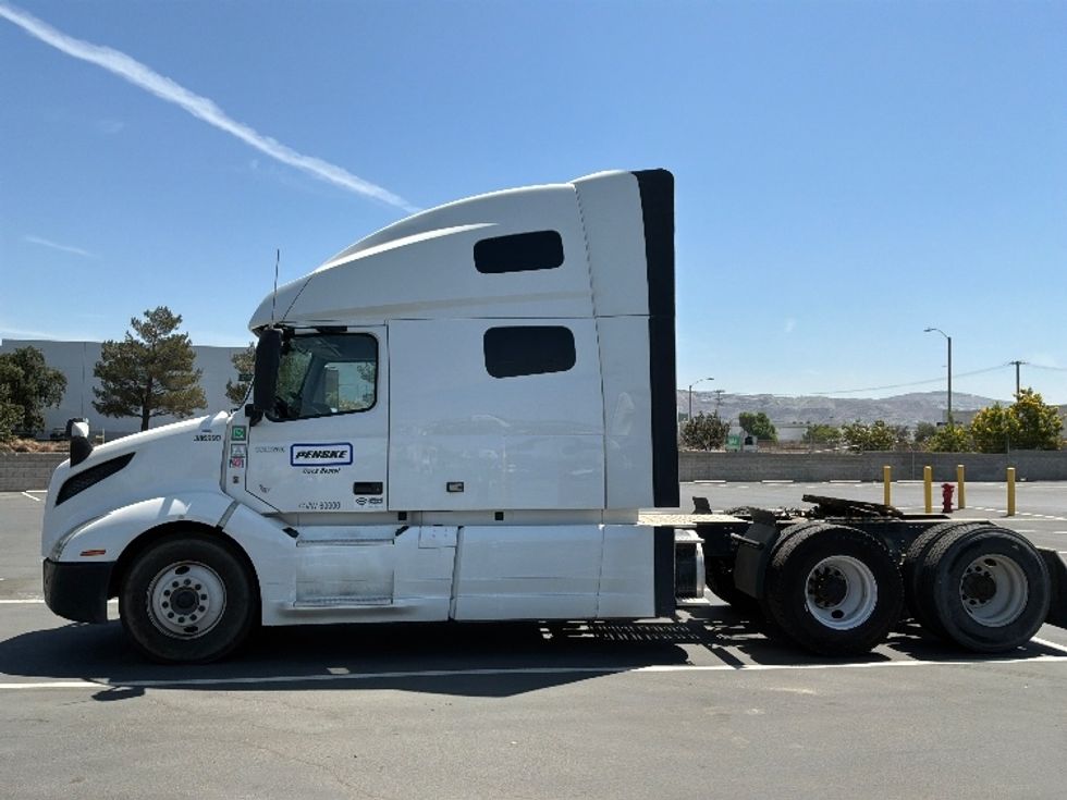 Sleeper Tractor-Heavy Duty Tractors-Volvo-2022-VNL64760-Corona-CA-495,088\n\t\tmiles-$ 82,000 - Image 4
