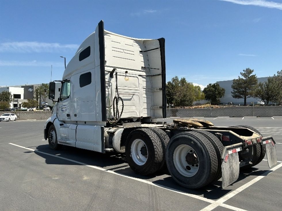 Sleeper Tractor-Heavy Duty Tractors-Volvo-2022-VNL64760-Corona-CA-495,088\n\t\tmiles-$ 82,000 - Image 5