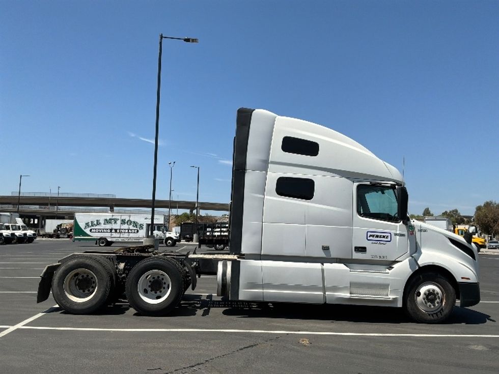 Sleeper Tractor-Heavy Duty Tractors-Volvo-2022-VNL64760-Corona-CA-495,088\n\t\tmiles-$ 82,000 - Image 8