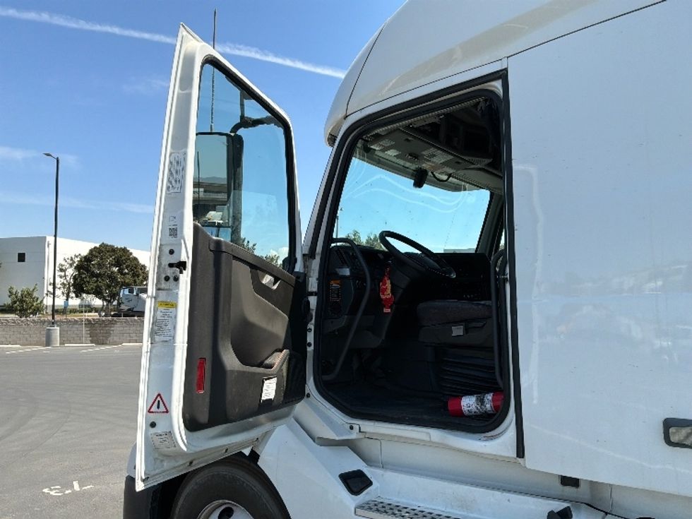 Sleeper Tractor-Heavy Duty Tractors-Volvo-2022-VNL64760-Corona-CA-495,088\n\t\tmiles-$ 82,000 - Image 9