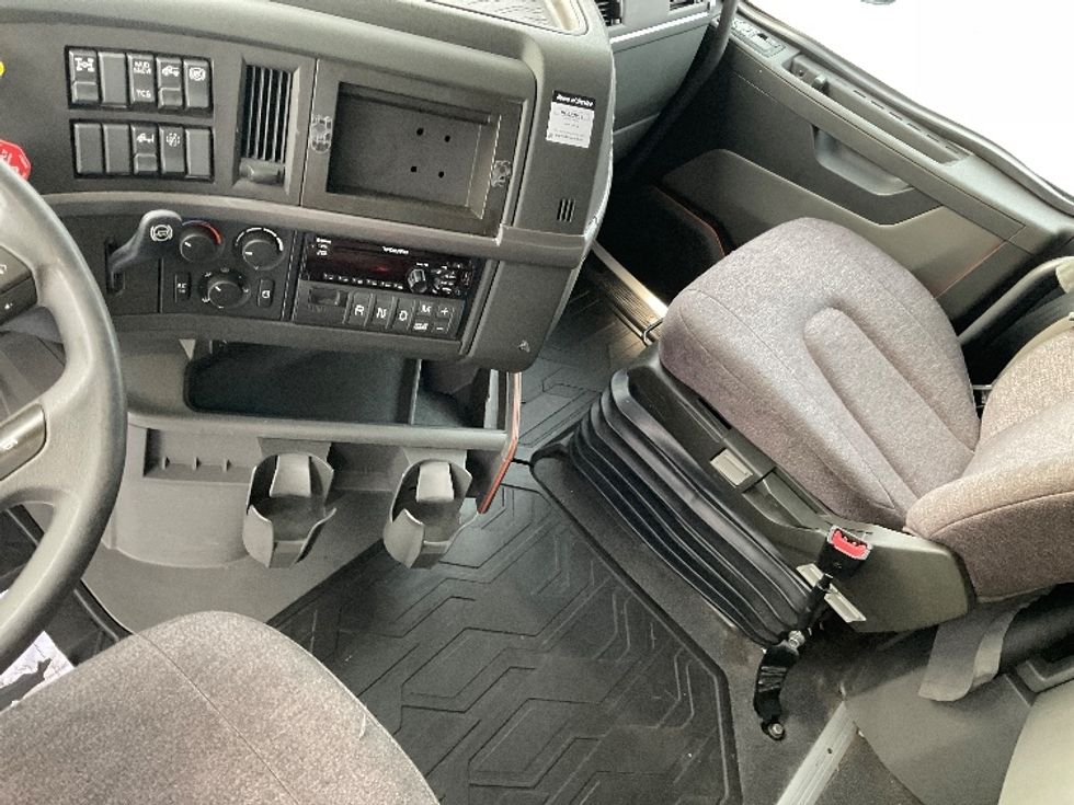 Sleeper Tractor-Heavy Duty Tractors-Volvo-2022-VNL64760-Coxsackie-NY-566,046\n\t\tmiles-$ 65,000 - Image 12