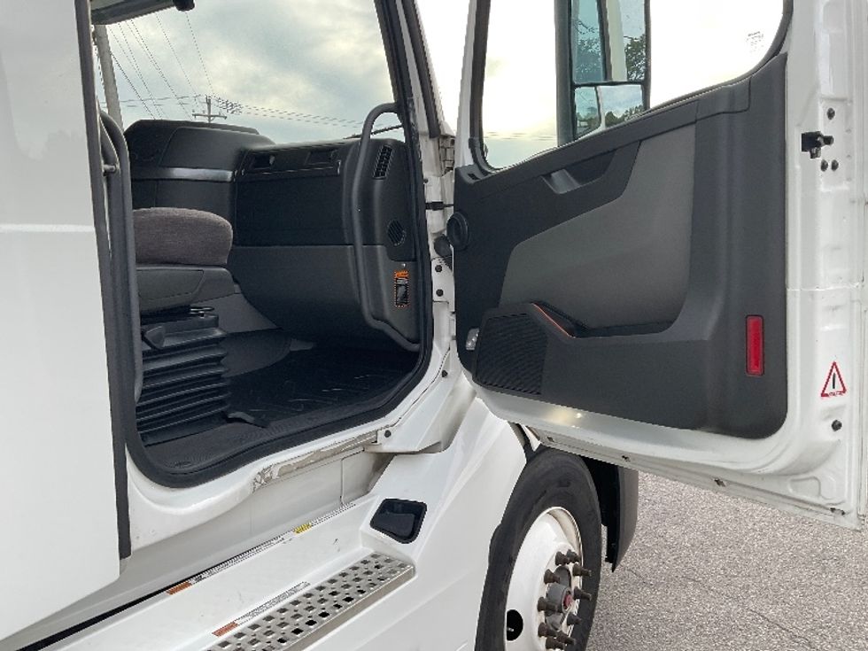 Sleeper Tractor-Heavy Duty Tractors-Volvo-2022-VNL64760-Coxsackie-NY-566,046\n\t\tmiles-$ 65,000 - Image 13