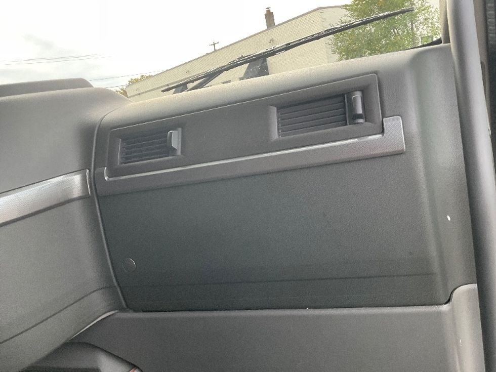 Sleeper Tractor-Heavy Duty Tractors-Volvo-2022-VNL64760-Coxsackie-NY-566,046\n\t\tmiles-$ 65,000 - Image 14