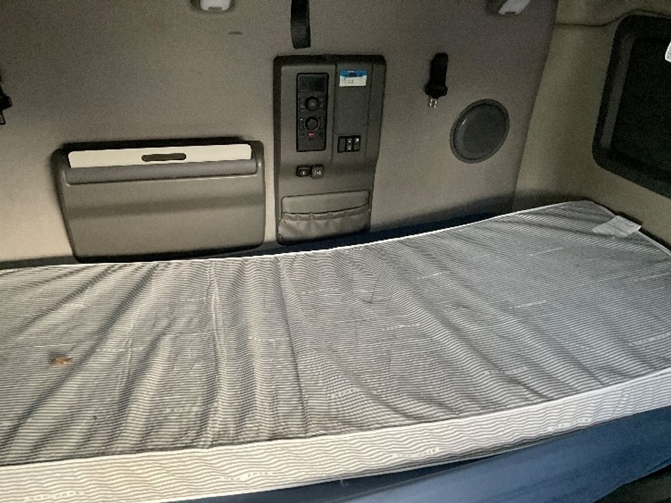 Sleeper Tractor-Heavy Duty Tractors-Volvo-2022-VNL64760-Coxsackie-NY-566,046\n\t\tmiles-$ 65,000 - Image 17