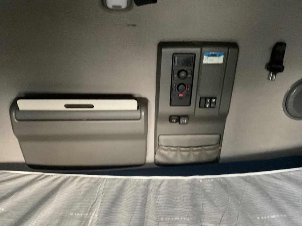 Sleeper Tractor-Heavy Duty Tractors-Volvo-2022-VNL64760-Coxsackie-NY-566,046\n\t\tmiles-$ 65,000 - Image 18