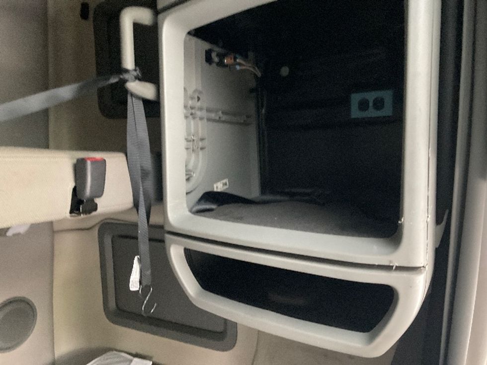 Sleeper Tractor-Heavy Duty Tractors-Volvo-2022-VNL64760-Coxsackie-NY-566,046\n\t\tmiles-$ 65,000 - Image 19