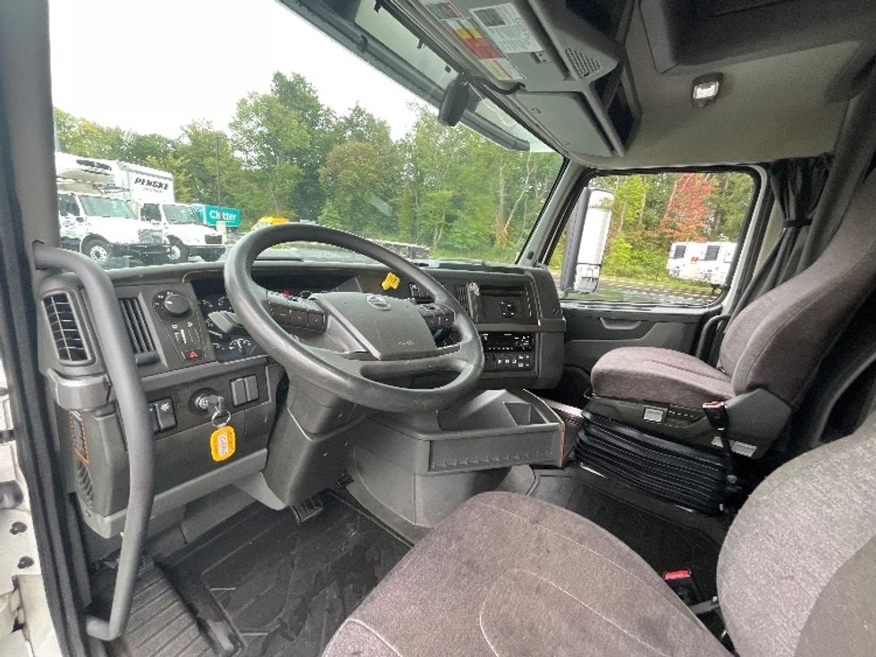 Sleeper Tractor-Heavy Duty Tractors-Volvo-2022-VNL64760-Cranbury-NJ-411,589\n\t\tmiles-$ 80,500 - Image 10