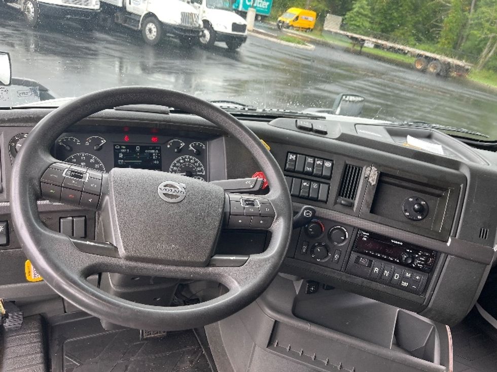 Sleeper Tractor-Heavy Duty Tractors-Volvo-2022-VNL64760-Cranbury-NJ-411,589\n\t\tmiles-$ 80,500 - Image 11