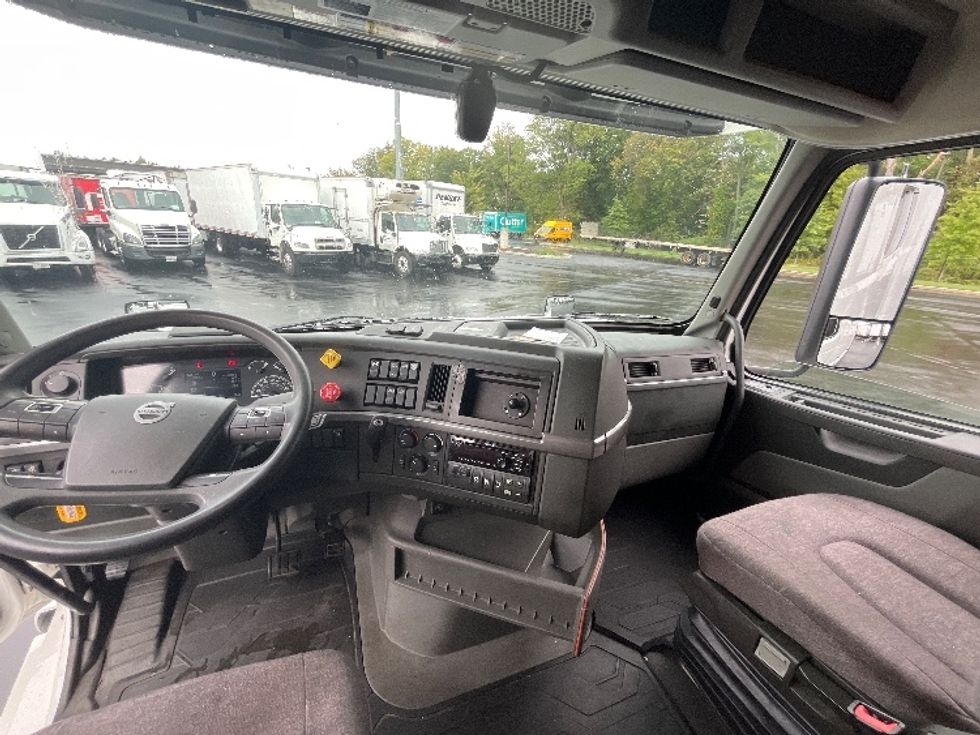 Sleeper Tractor-Heavy Duty Tractors-Volvo-2022-VNL64760-Cranbury-NJ-411,589\n\t\tmiles-$ 80,500 - Image 12