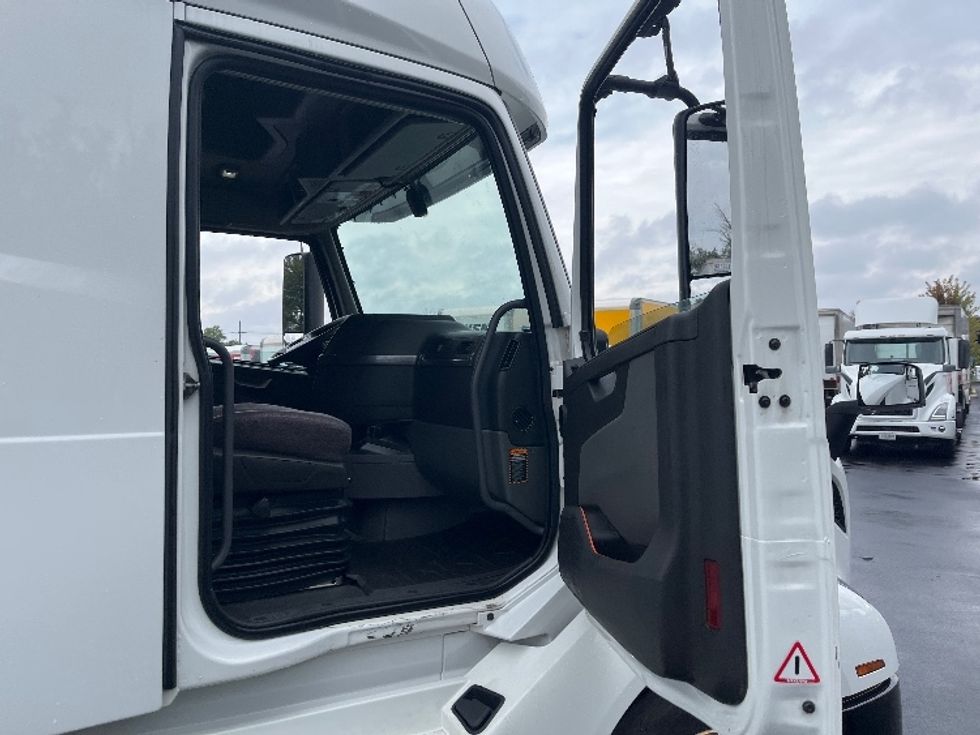Sleeper Tractor-Heavy Duty Tractors-Volvo-2022-VNL64760-Cranbury-NJ-411,589\n\t\tmiles-$ 80,500 - Image 13