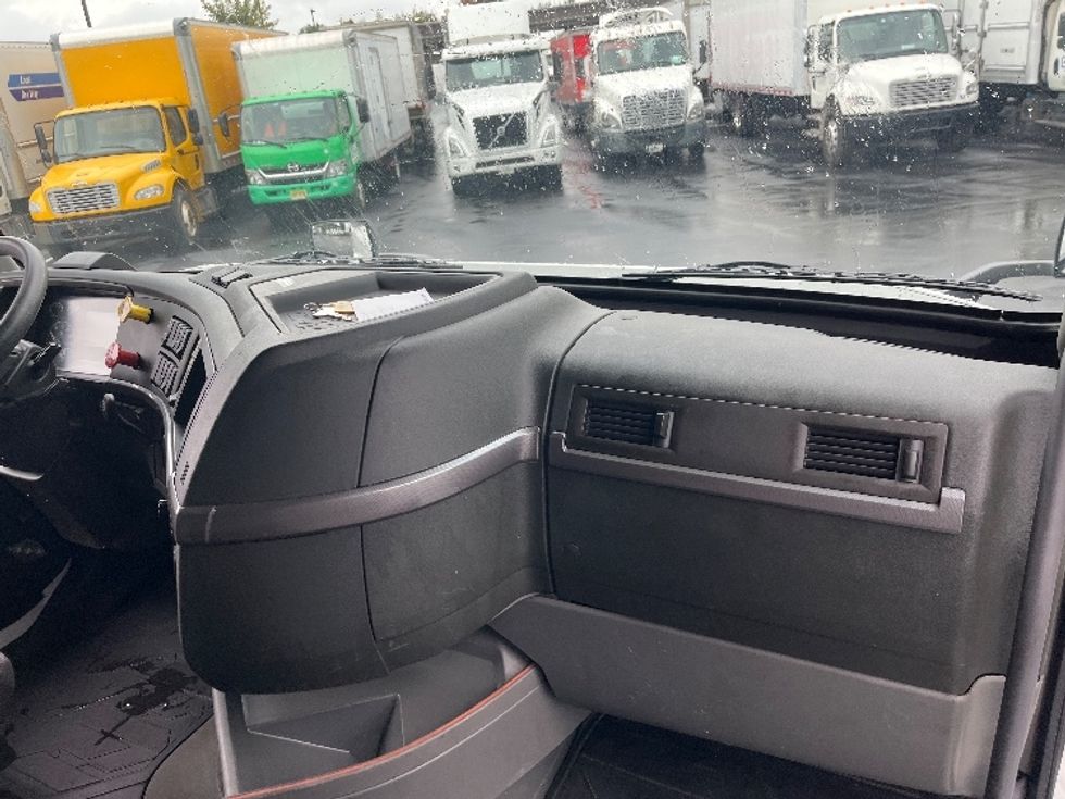 Sleeper Tractor-Heavy Duty Tractors-Volvo-2022-VNL64760-Cranbury-NJ-411,589\n\t\tmiles-$ 80,500 - Image 14