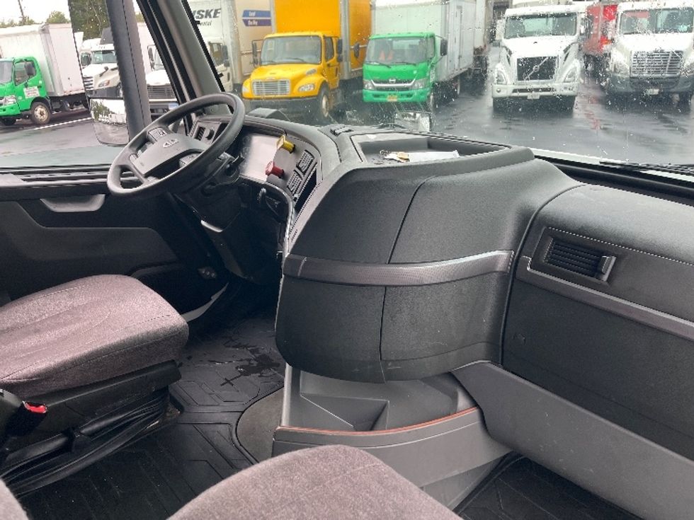 Sleeper Tractor-Heavy Duty Tractors-Volvo-2022-VNL64760-Cranbury-NJ-411,589\n\t\tmiles-$ 80,500 - Image 15