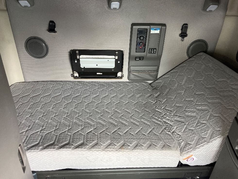 Sleeper Tractor-Heavy Duty Tractors-Volvo-2022-VNL64760-Cranbury-NJ-411,589\n\t\tmiles-$ 80,500 - Image 17