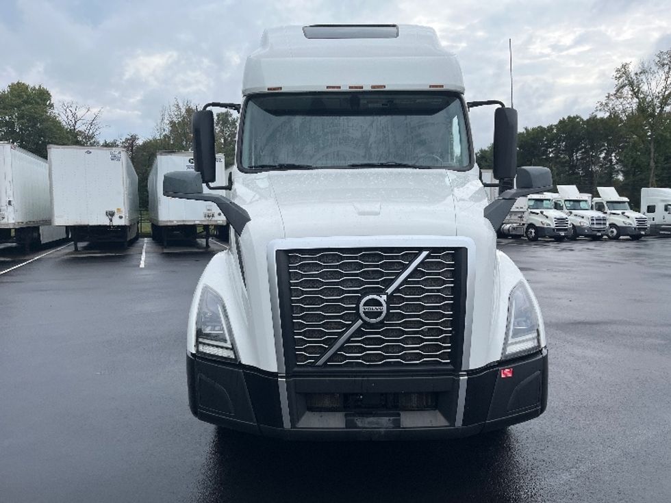 2022 Volvo Truck VNL photo 2