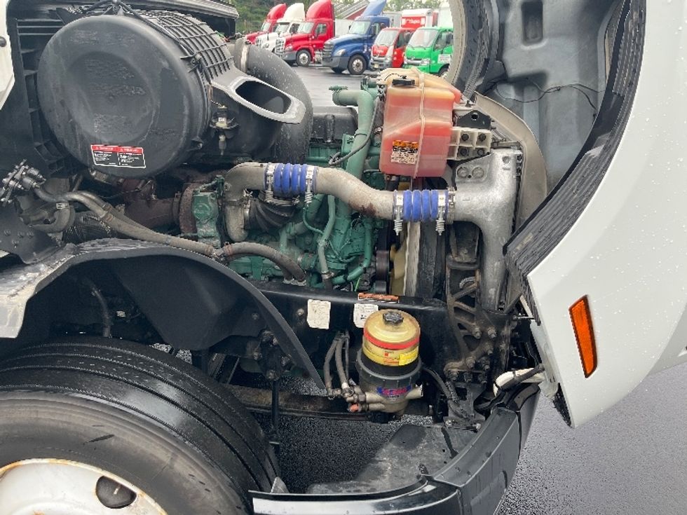 Sleeper Tractor-Heavy Duty Tractors-Volvo-2022-VNL64760-Cranbury-NJ-411,589\n\t\tmiles-$ 80,500 - Image 20