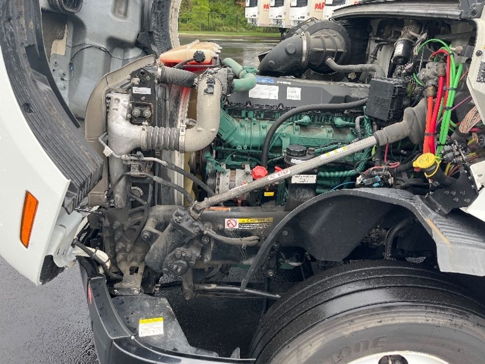 Sleeper Tractor-Heavy Duty Tractors-Volvo-2022-VNL64760-Cranbury-NJ-411,589\n\t\tmiles-$ 80,500 - Image 21