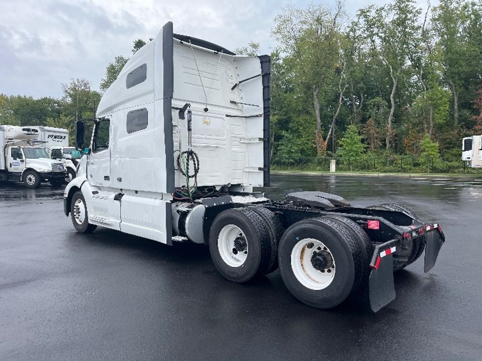Sleeper Tractor-Heavy Duty Tractors-Volvo-2022-VNL64760-Cranbury-NJ-411,589\n\t\tmiles-$ 80,500 - Image 5