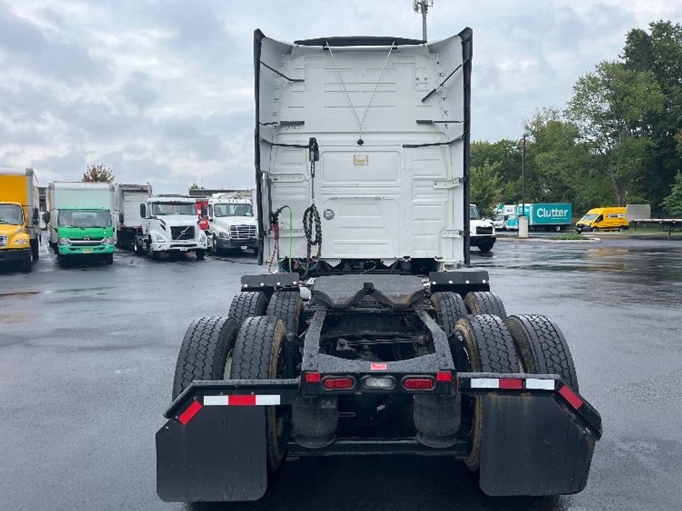 Sleeper Tractor-Heavy Duty Tractors-Volvo-2022-VNL64760-Cranbury-NJ-411,589\n\t\tmiles-$ 80,500 - Image 6