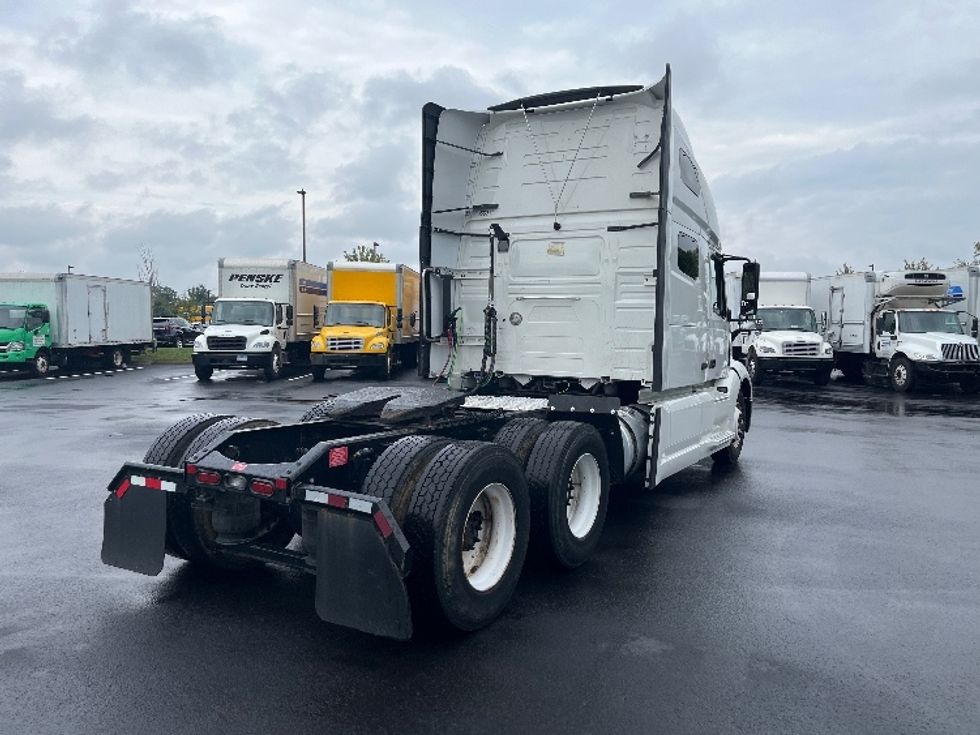 Sleeper Tractor-Heavy Duty Tractors-Volvo-2022-VNL64760-Cranbury-NJ-411,589\n\t\tmiles-$ 80,500 - Image 7