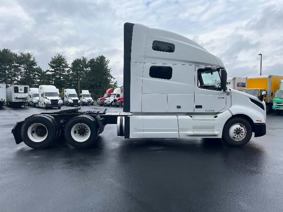 Sleeper Tractor-Heavy Duty Tractors-Volvo-2022-VNL64760-Cranbury-NJ-411,589\n\t\tmiles-$ 80,500 - Image 8