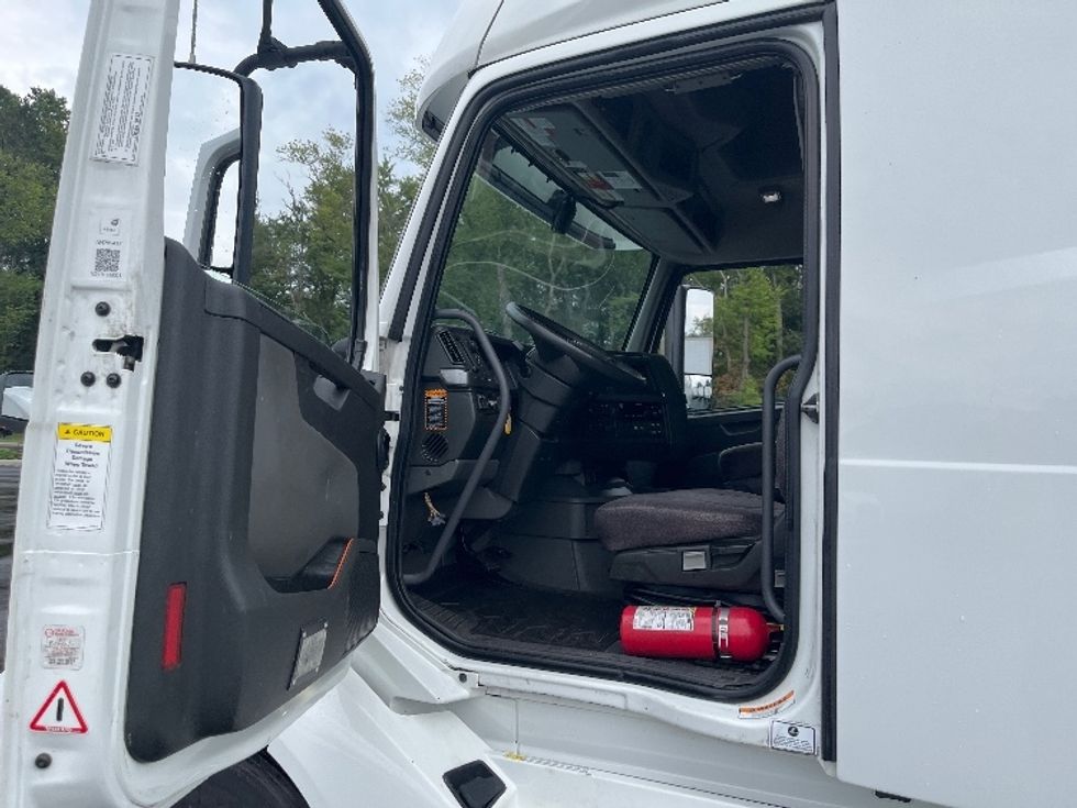 Sleeper Tractor-Heavy Duty Tractors-Volvo-2022-VNL64760-Cranbury-NJ-411,589\n\t\tmiles-$ 80,500 - Image 9