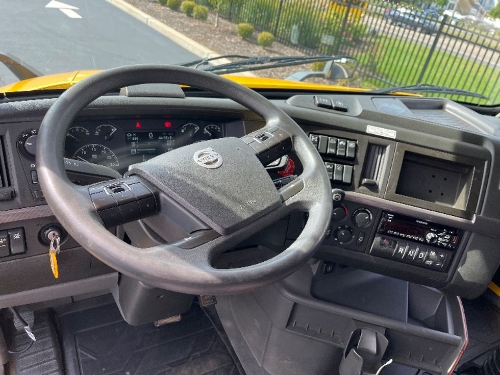 Sleeper Tractor-Heavy Duty Tractors-Volvo-2022-VNL64760-Cranbury-NJ-441,365\n\t\tmiles-$ 73,750 - Image 11