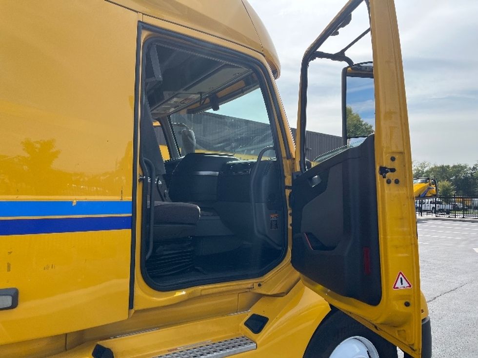 Sleeper Tractor-Heavy Duty Tractors-Volvo-2022-VNL64760-Cranbury-NJ-441,365\n\t\tmiles-$ 73,750 - Image 13