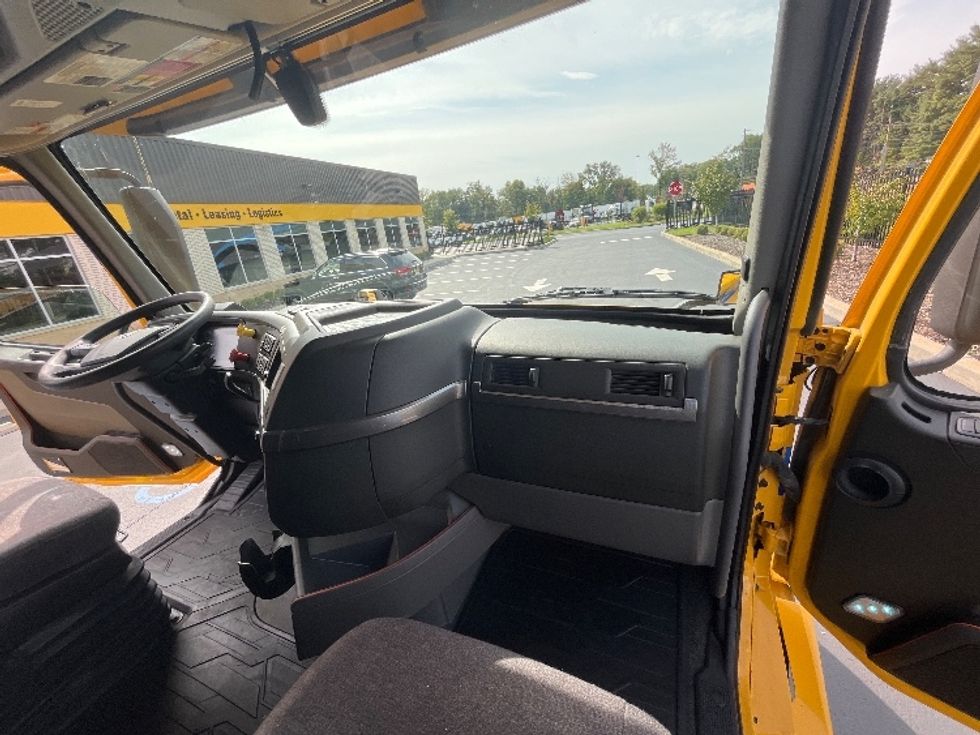 Sleeper Tractor-Heavy Duty Tractors-Volvo-2022-VNL64760-Cranbury-NJ-441,365\n\t\tmiles-$ 73,750 - Image 14