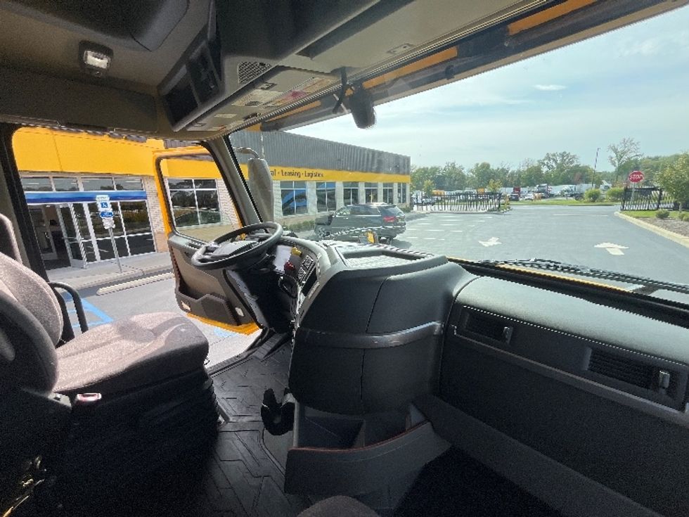 Sleeper Tractor-Heavy Duty Tractors-Volvo-2022-VNL64760-Cranbury-NJ-441,365\n\t\tmiles-$ 73,750 - Image 15
