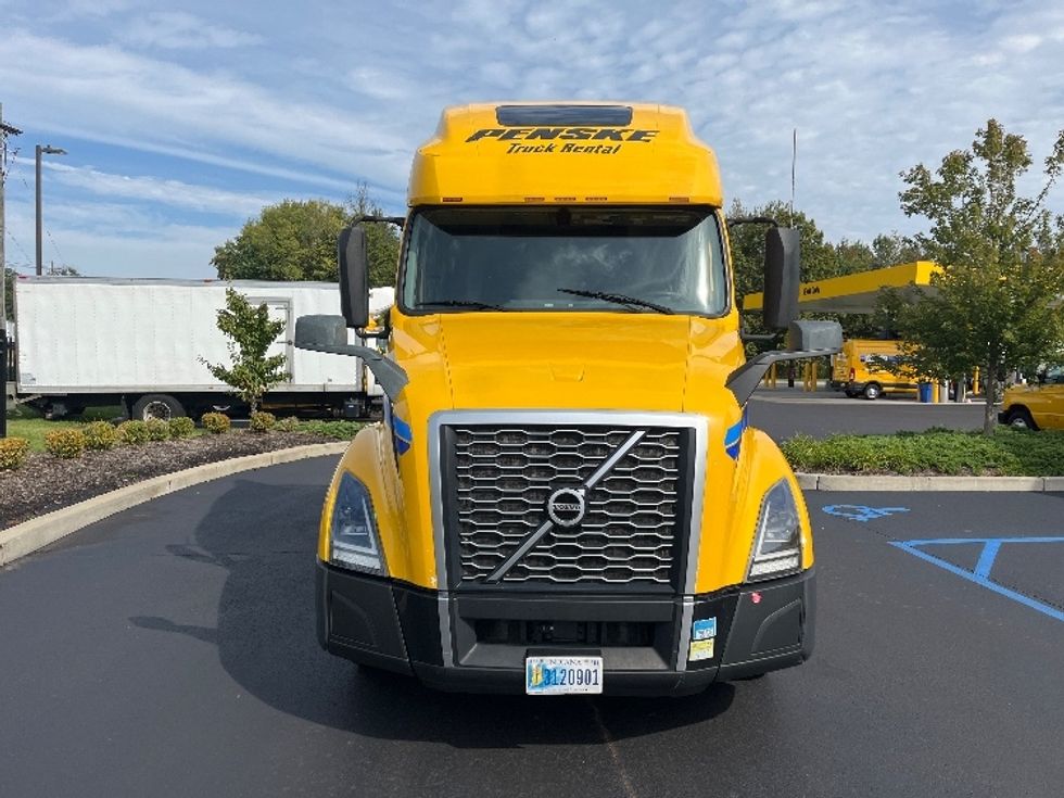 2022 Volvo Truck VNL photo 2