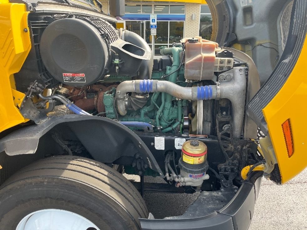 Sleeper Tractor-Heavy Duty Tractors-Volvo-2022-VNL64760-Cranbury-NJ-441,365\n\t\tmiles-$ 73,750 - Image 20