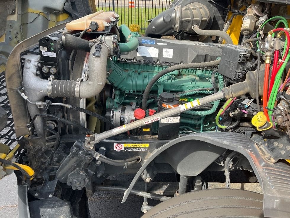 Sleeper Tractor-Heavy Duty Tractors-Volvo-2022-VNL64760-Cranbury-NJ-441,365\n\t\tmiles-$ 73,750 - Image 21