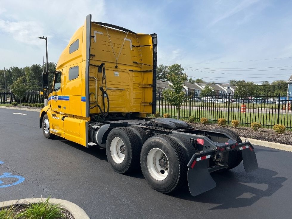 Sleeper Tractor-Heavy Duty Tractors-Volvo-2022-VNL64760-Cranbury-NJ-441,365\n\t\tmiles-$ 73,750 - Image 5