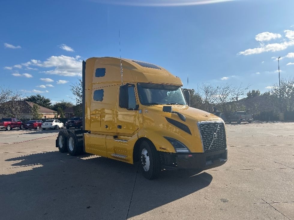 Sleeper Tractor-Heavy Duty Tractors-Volvo-2022-VNL64760-Dallas-TX-406,536\n\t\tmiles-$ 84,000 - Image 1