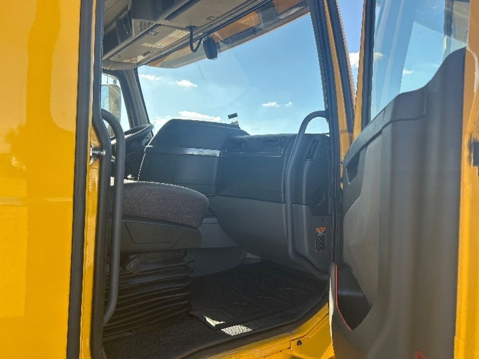 Sleeper Tractor-Heavy Duty Tractors-Volvo-2022-VNL64760-Dallas-TX-406,536\n\t\tmiles-$ 84,000 - Image 12