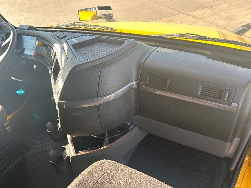 Sleeper Tractor-Heavy Duty Tractors-Volvo-2022-VNL64760-Dallas-TX-406,536\n\t\tmiles-$ 84,000 - Image 13