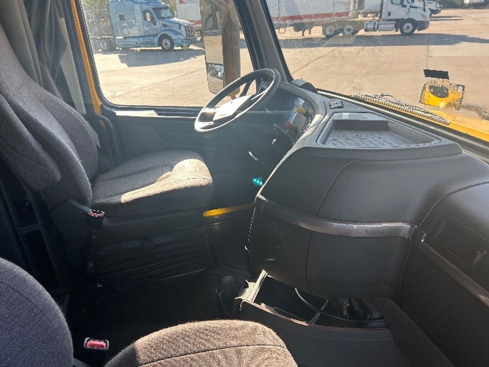 Sleeper Tractor-Heavy Duty Tractors-Volvo-2022-VNL64760-Dallas-TX-406,536\n\t\tmiles-$ 84,000 - Image 14