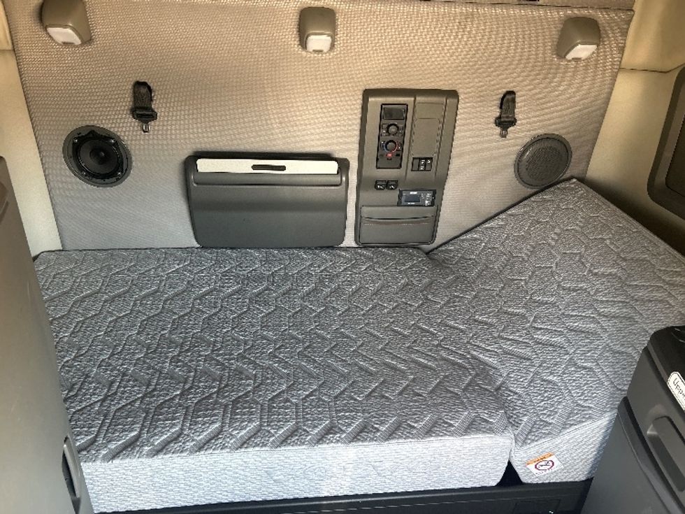 Sleeper Tractor-Heavy Duty Tractors-Volvo-2022-VNL64760-Dallas-TX-406,536\n\t\tmiles-$ 84,000 - Image 15