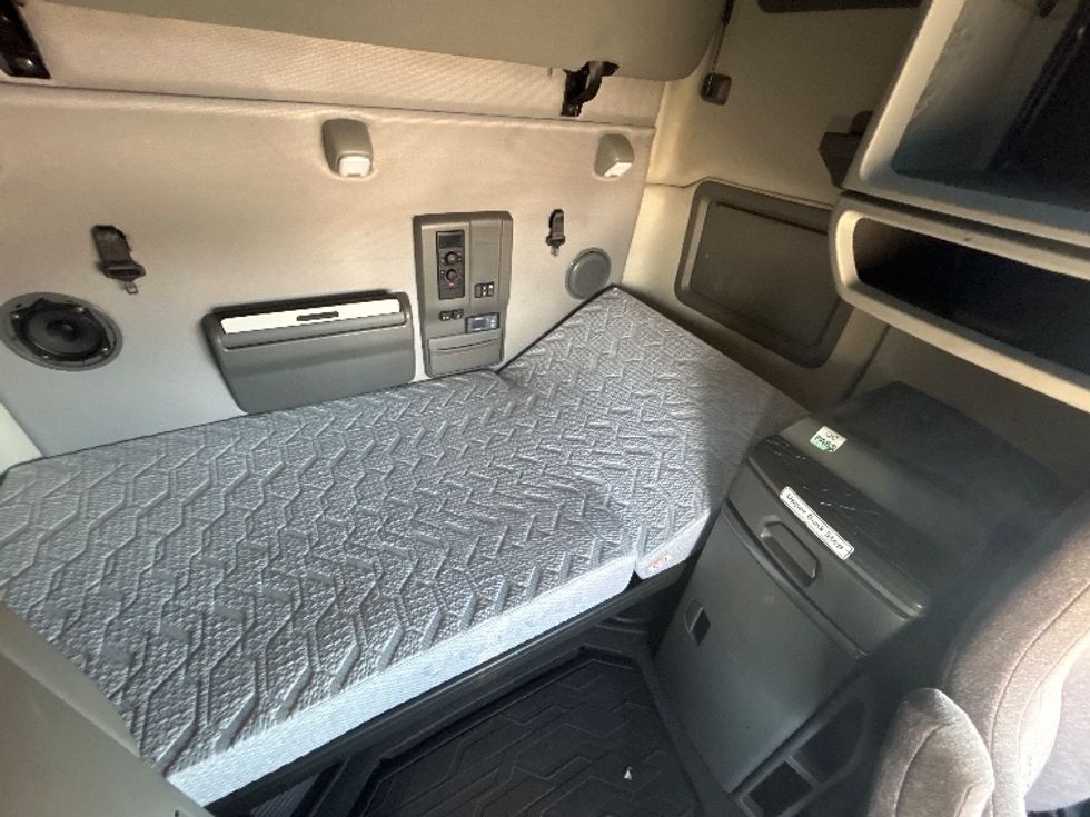 Sleeper Tractor-Heavy Duty Tractors-Volvo-2022-VNL64760-Dallas-TX-406,536\n\t\tmiles-$ 84,000 - Image 16