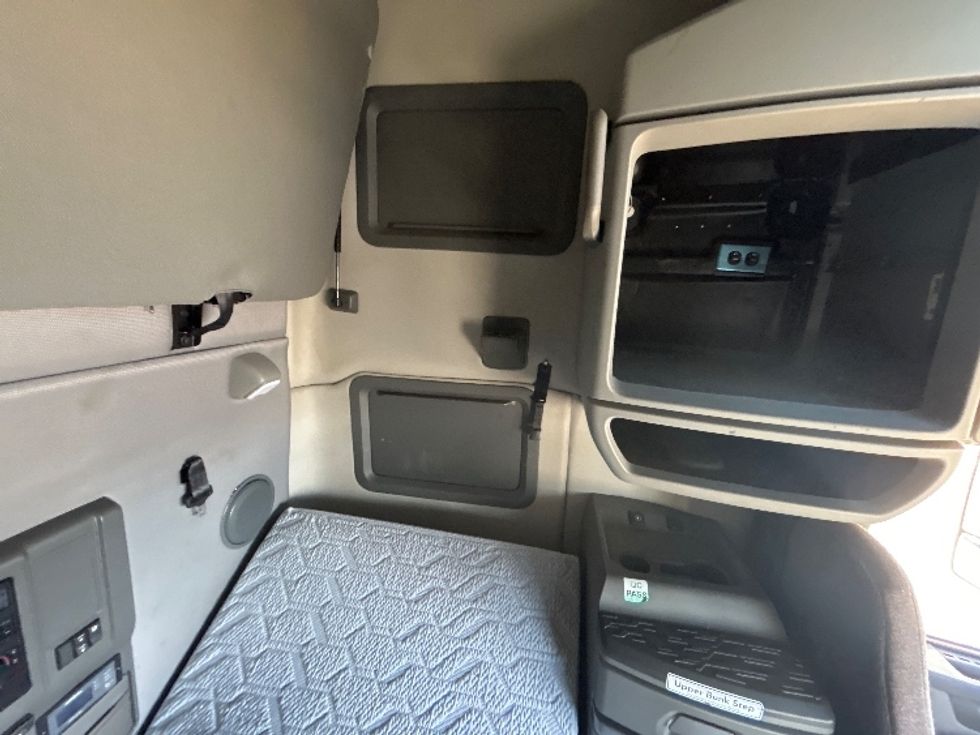 Sleeper Tractor-Heavy Duty Tractors-Volvo-2022-VNL64760-Dallas-TX-406,536\n\t\tmiles-$ 84,000 - Image 17