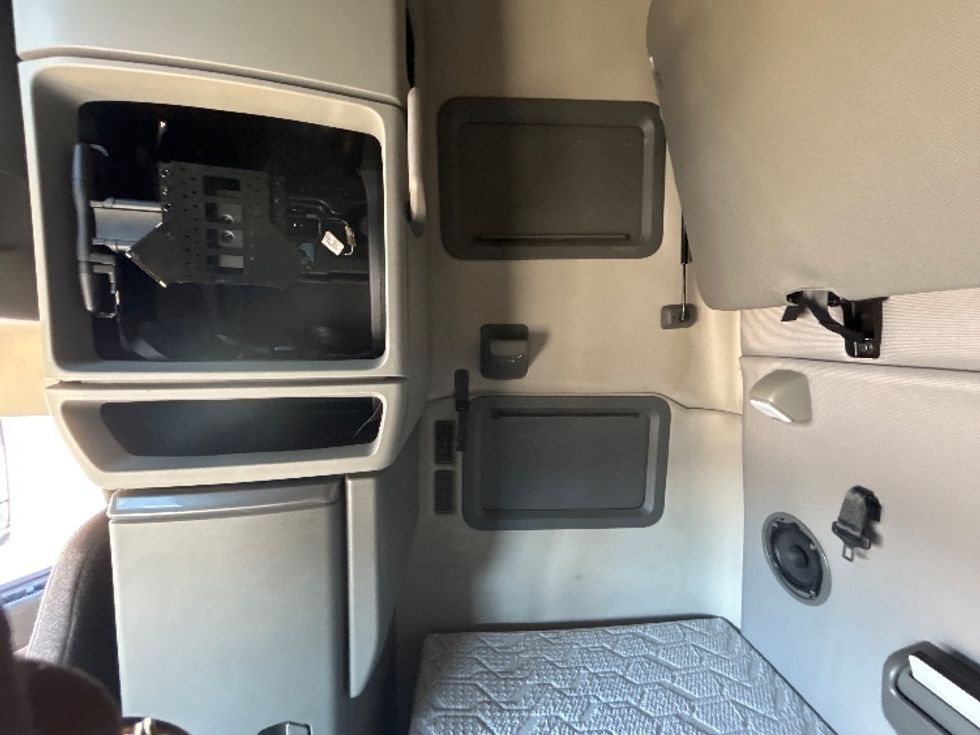 Sleeper Tractor-Heavy Duty Tractors-Volvo-2022-VNL64760-Dallas-TX-406,536\n\t\tmiles-$ 84,000 - Image 18