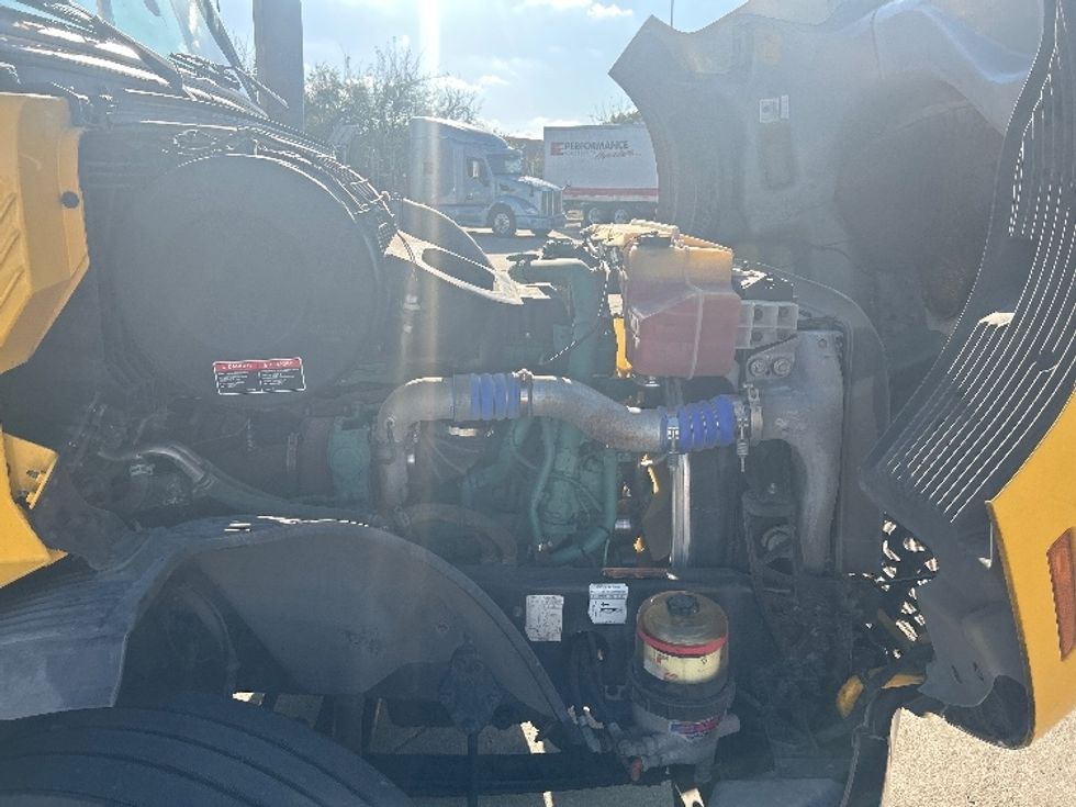 Sleeper Tractor-Heavy Duty Tractors-Volvo-2022-VNL64760-Dallas-TX-406,536\n\t\tmiles-$ 84,000 - Image 19