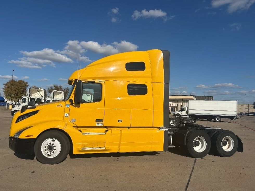 Sleeper Tractor-Heavy Duty Tractors-Volvo-2022-VNL64760-Dallas-TX-406,536\n\t\tmiles-$ 84,000 - Image 4