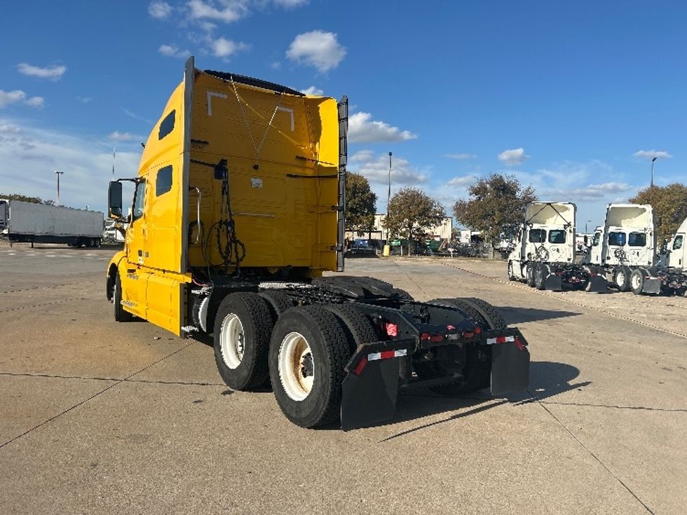 Sleeper Tractor-Heavy Duty Tractors-Volvo-2022-VNL64760-Dallas-TX-406,536\n\t\tmiles-$ 84,000 - Image 5