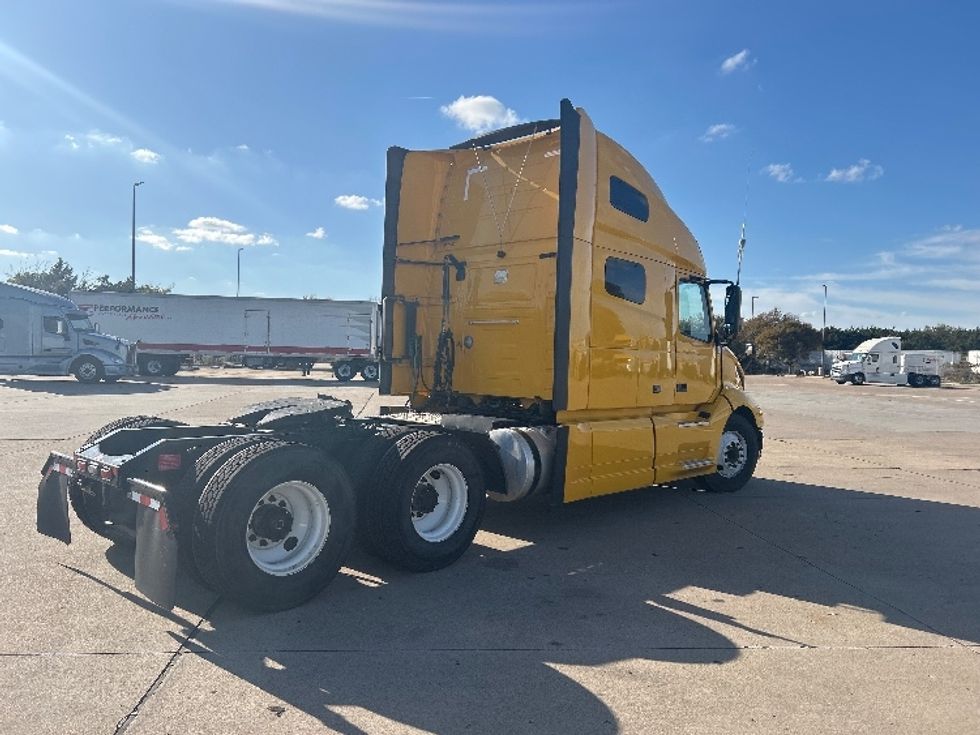 Sleeper Tractor-Heavy Duty Tractors-Volvo-2022-VNL64760-Dallas-TX-406,536\n\t\tmiles-$ 84,000 - Image 7