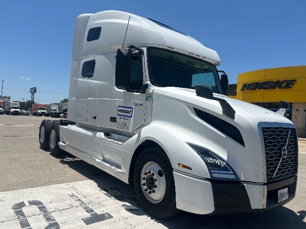 Sleeper Tractor-Heavy Duty Tractors-Volvo-2022-VNL64760-Dallas-TX-406,958\n\t\tmiles-$ 89,500 - Image 1